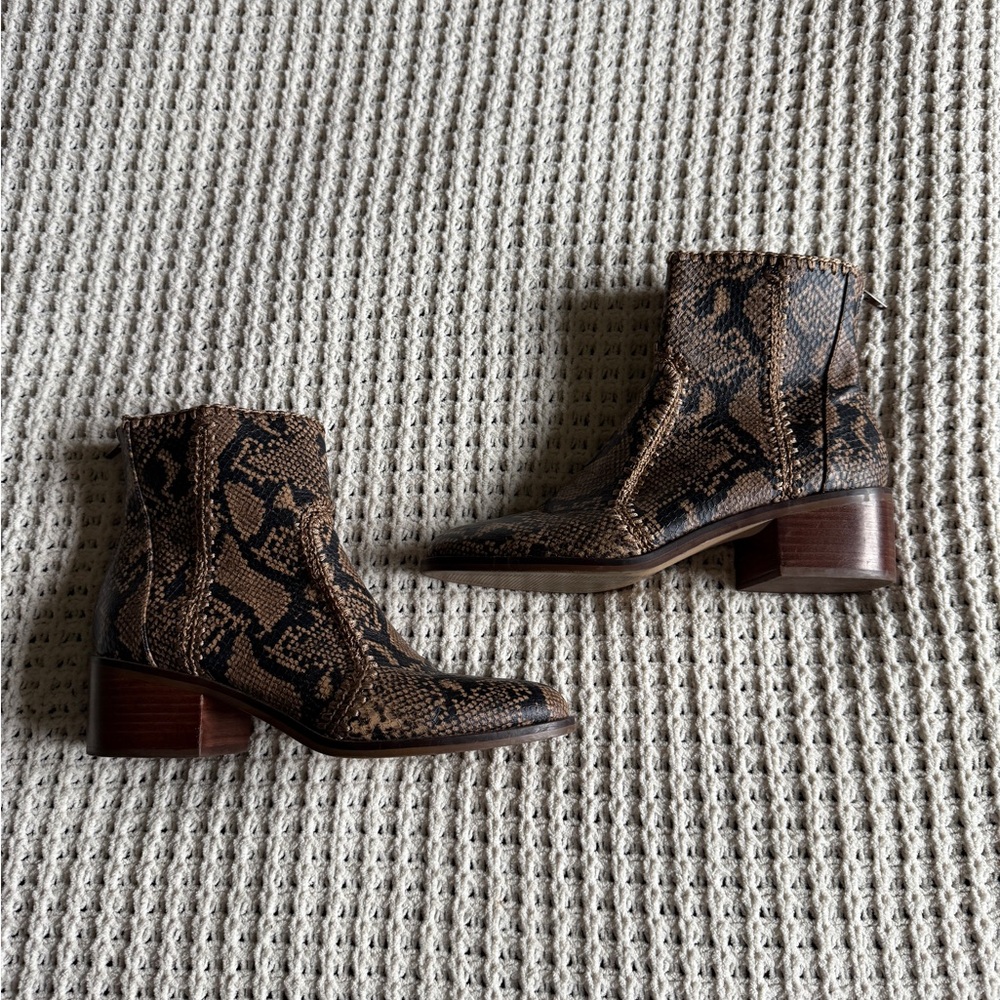 Chelsea & Violet Snakeskin Embossed Leather Ankle Boots Brown Size 8.5 Western - Picture 2 of 7
